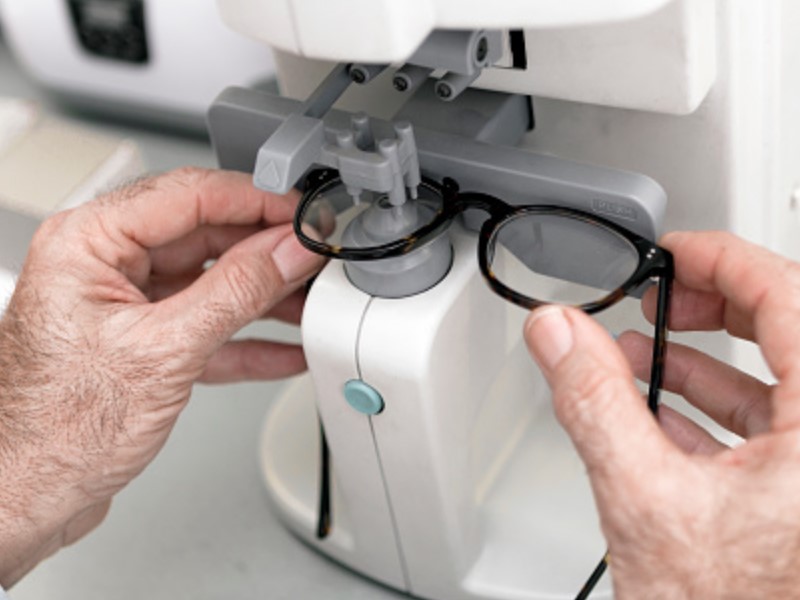 Na pregled za nova očala prinesite vsa očala, ki jih že imate, da jih bo optik izmeril.
