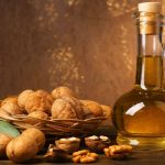 Orehovo olje je izjemno cenjeno v svetu kozmetike in zdravja orehovo-olje-1