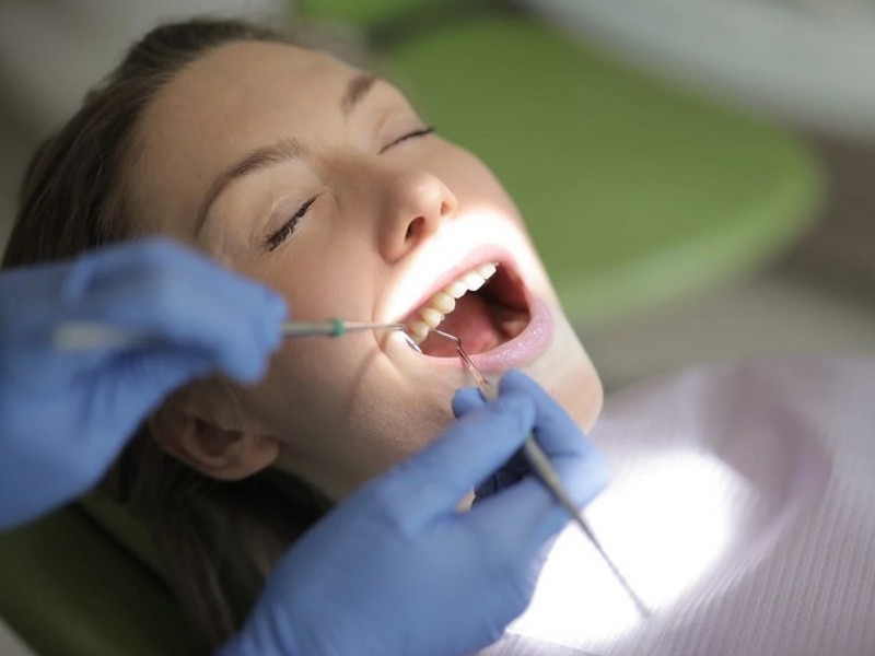 bolezen dlesni povzroča rdečino, otekanje in krvavitev dlesni.